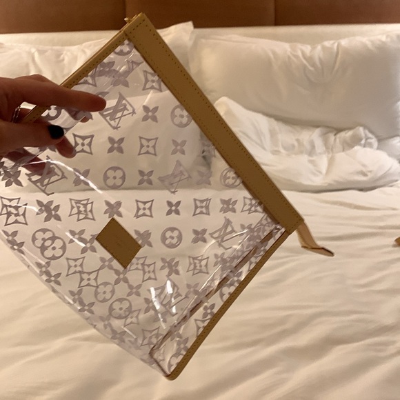 Absolutely stunning authentic new limited edition Louis Vuitton case,must have - Picture 11 of 17